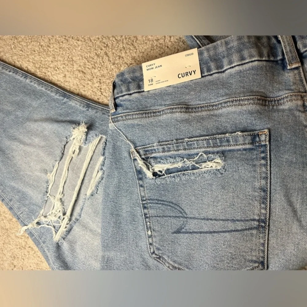 NWT American Eagle - Strigid Curvy Ripped Mom Jean - Size 18 Short - Picture 10 of 11